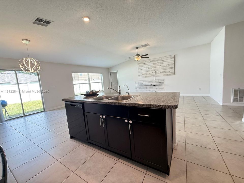 For Rent: $2,200 (4 beds, 2 baths, 1918 Square Feet)