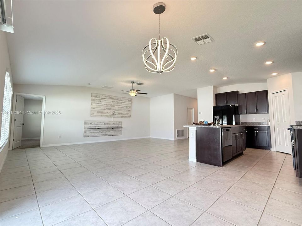 For Rent: $2,200 (4 beds, 2 baths, 1918 Square Feet)