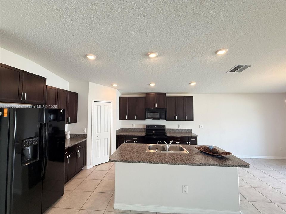 For Rent: $2,200 (4 beds, 2 baths, 1918 Square Feet)