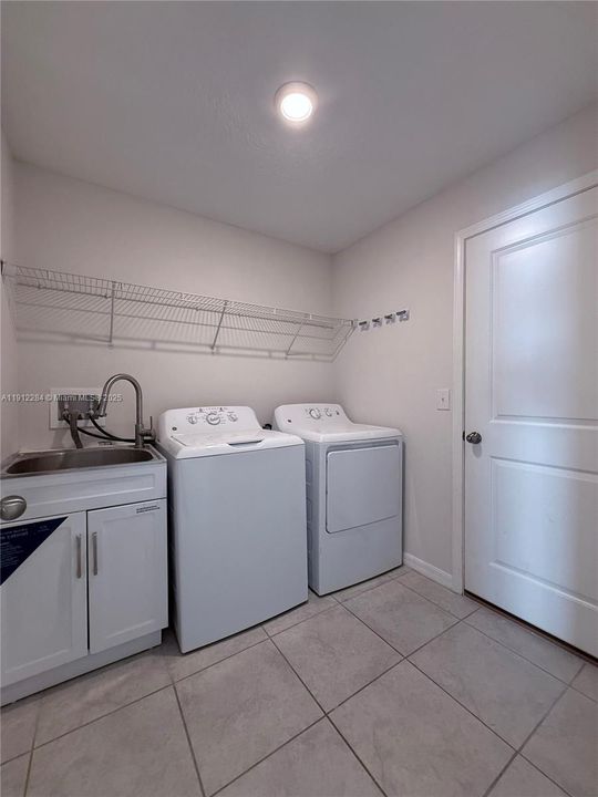 For Rent: $2,200 (4 beds, 2 baths, 1918 Square Feet)