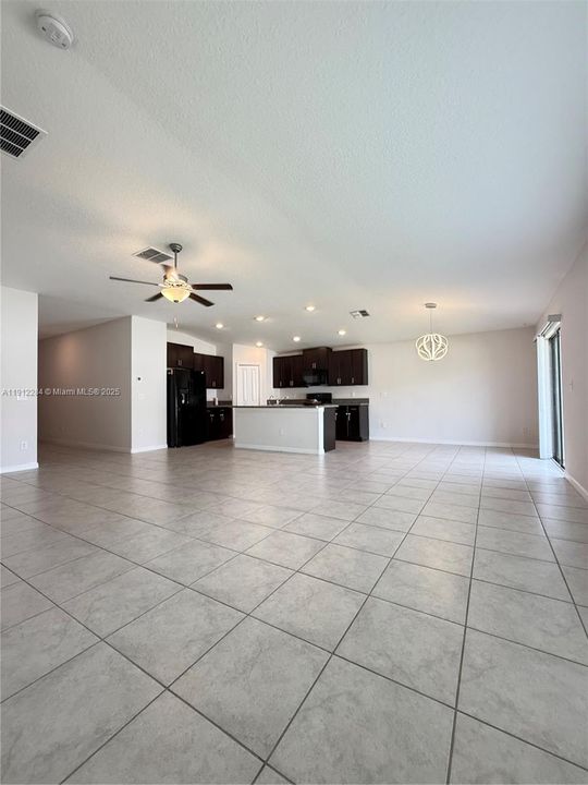 For Rent: $2,200 (4 beds, 2 baths, 1918 Square Feet)