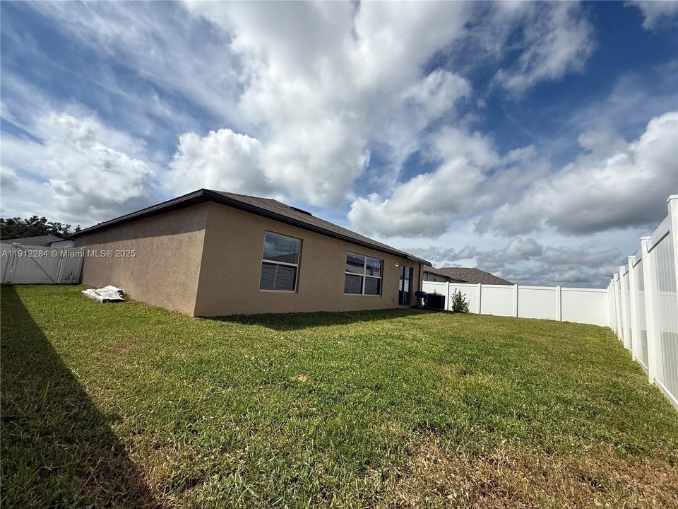 For Rent: $2,200 (4 beds, 2 baths, 1918 Square Feet)