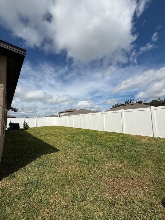 For Rent: $2,200 (4 beds, 2 baths, 1918 Square Feet)