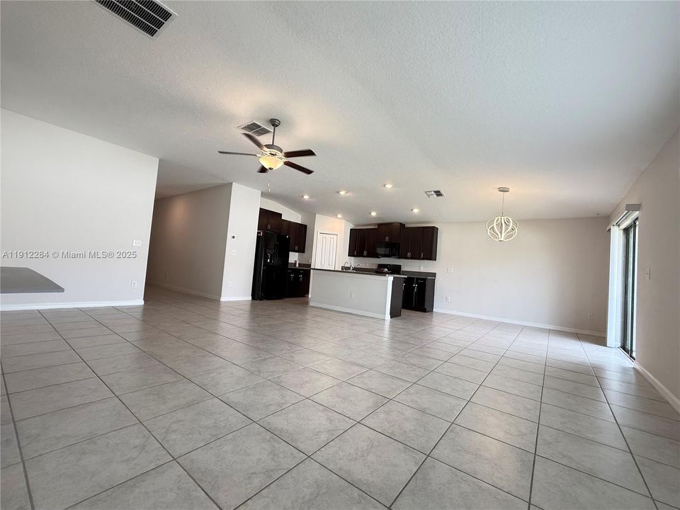 For Rent: $2,200 (4 beds, 2 baths, 1918 Square Feet)