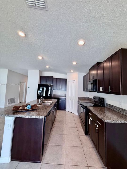 For Rent: $2,200 (4 beds, 2 baths, 1918 Square Feet)