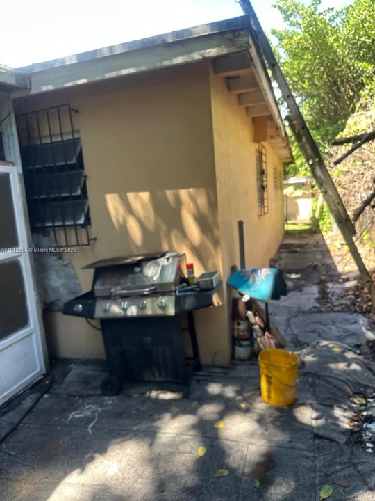 Active With Contract: $999,990 (3 beds, 2 baths, 2489 Square Feet)