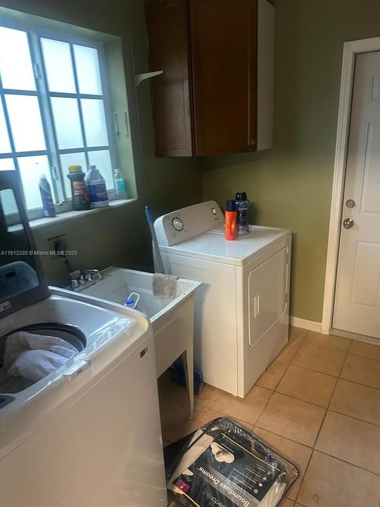 Active With Contract: $999,990 (3 beds, 2 baths, 2489 Square Feet)