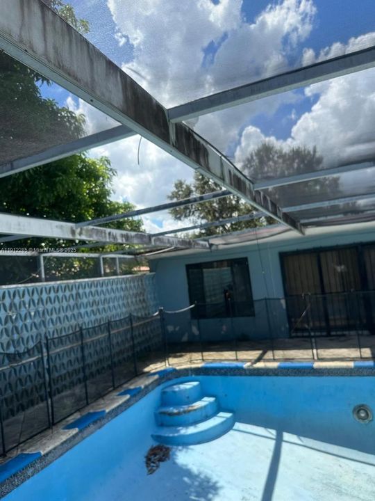 Active With Contract: $999,990 (3 beds, 2 baths, 2489 Square Feet)