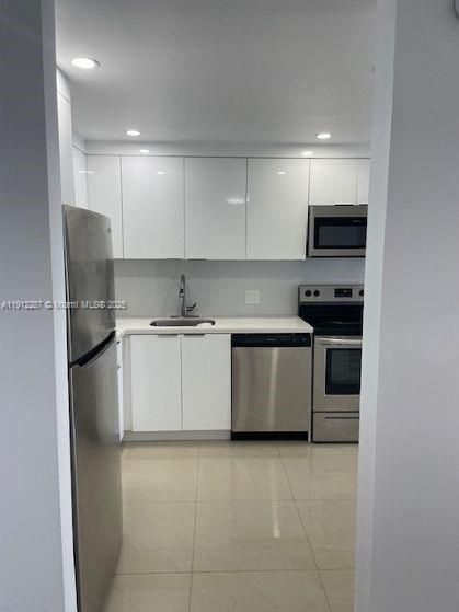 合同活跃: $2,100 (2 贝兹, 2 浴室, 1040 平方英尺)