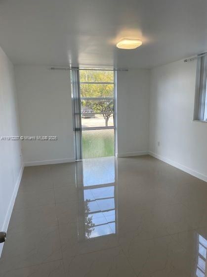 合同活跃: $2,100 (2 贝兹, 2 浴室, 1040 平方英尺)