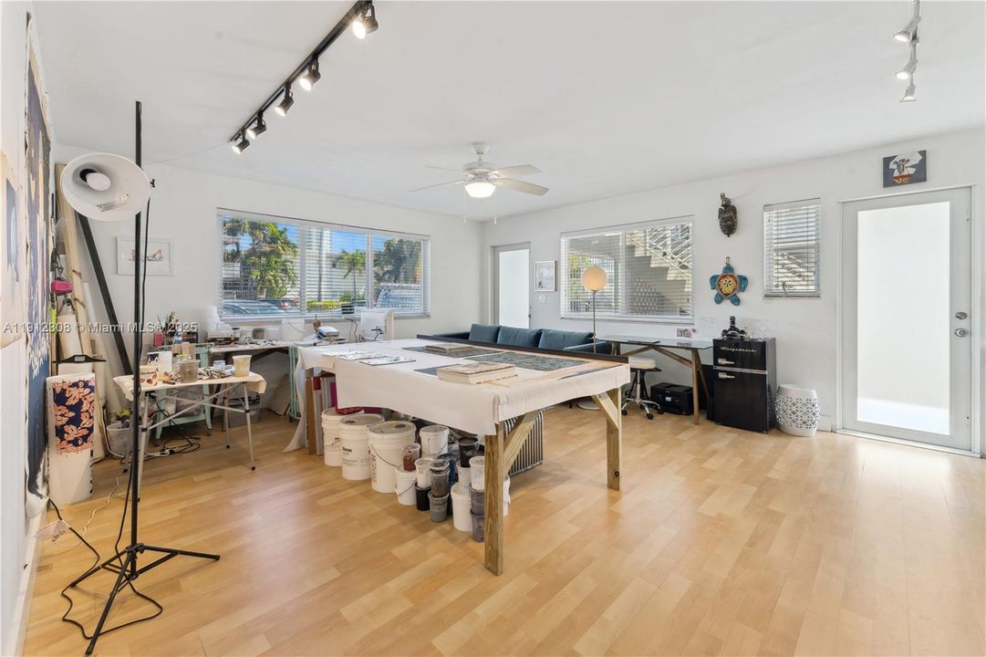 For Sale: $238,000 (1 beds, 1 baths, 638 Square Feet)