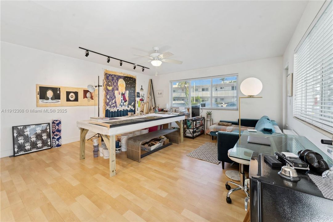 For Sale: $238,000 (1 beds, 1 baths, 638 Square Feet)