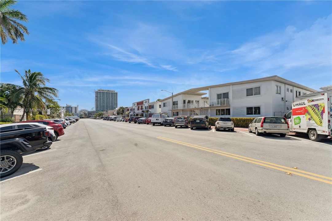 For Sale: $238,000 (1 beds, 1 baths, 638 Square Feet)