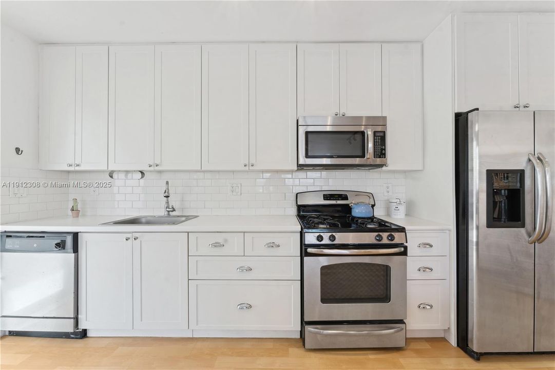 For Sale: $238,000 (1 beds, 1 baths, 638 Square Feet)