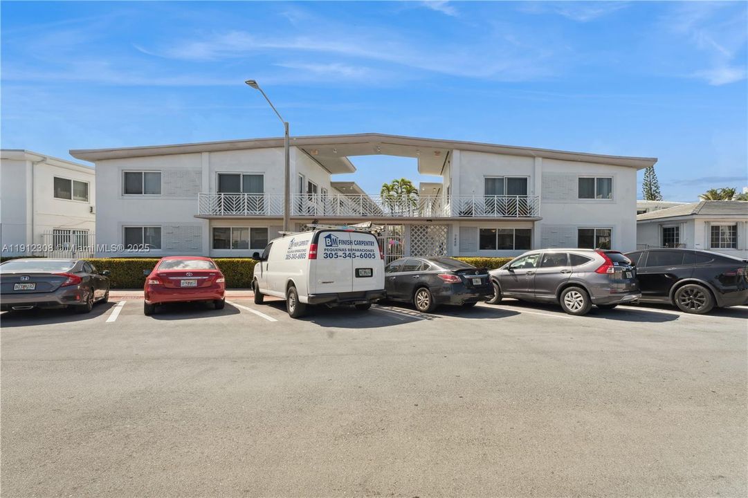 For Sale: $238,000 (1 beds, 1 baths, 638 Square Feet)