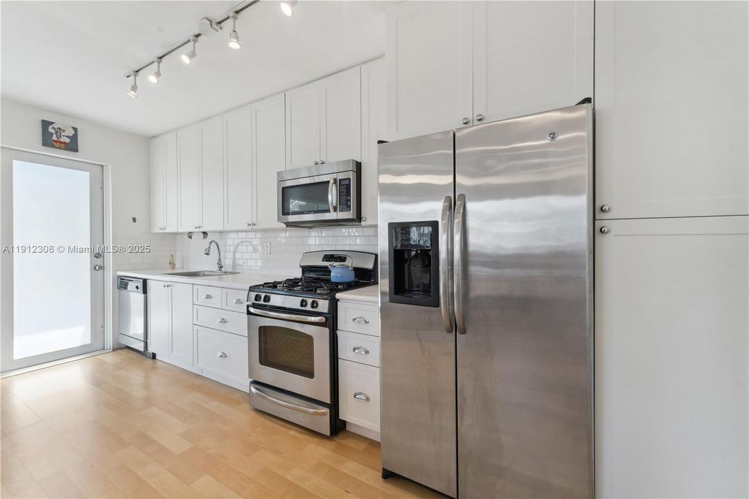 For Sale: $238,000 (1 beds, 1 baths, 638 Square Feet)