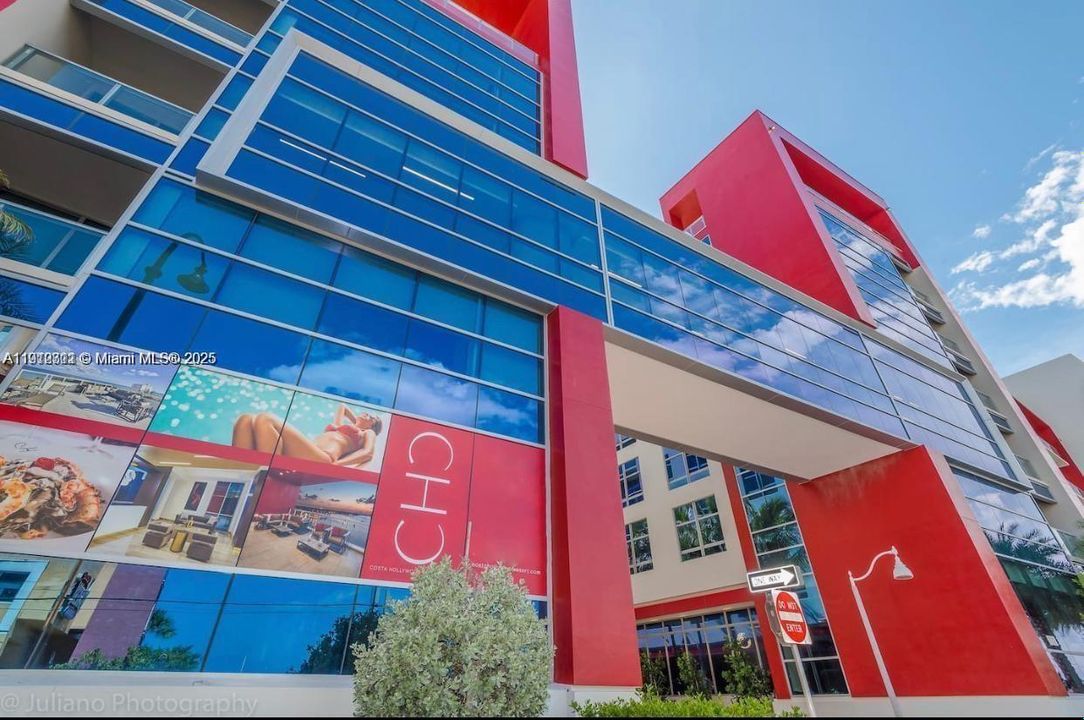 合同活跃: $279,900 (1 贝兹, 1 浴室, 363 平方英尺)