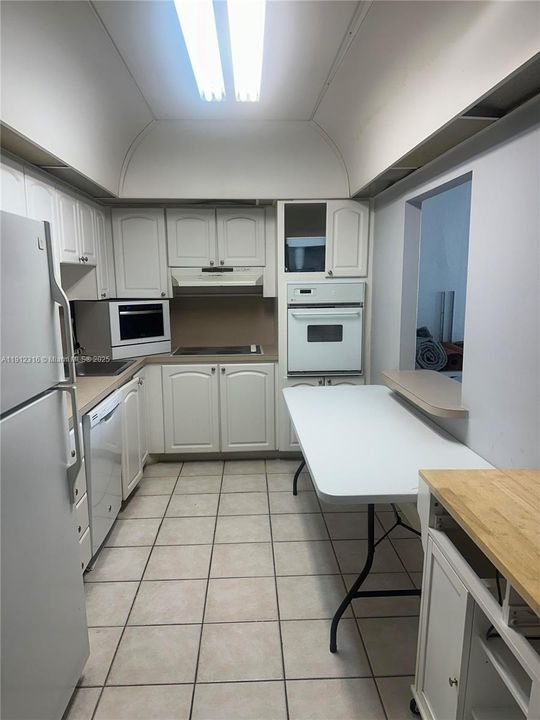 For Sale: $310,000 (1 beds, 1 baths, 1000 Square Feet)