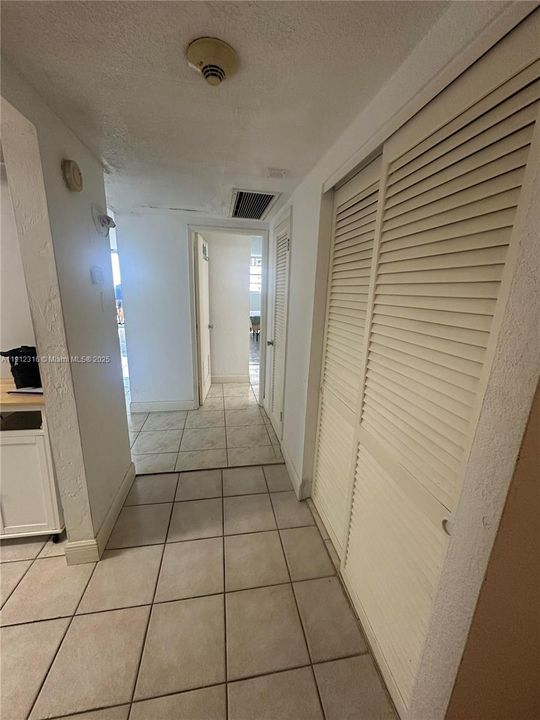 For Sale: $310,000 (1 beds, 1 baths, 1000 Square Feet)