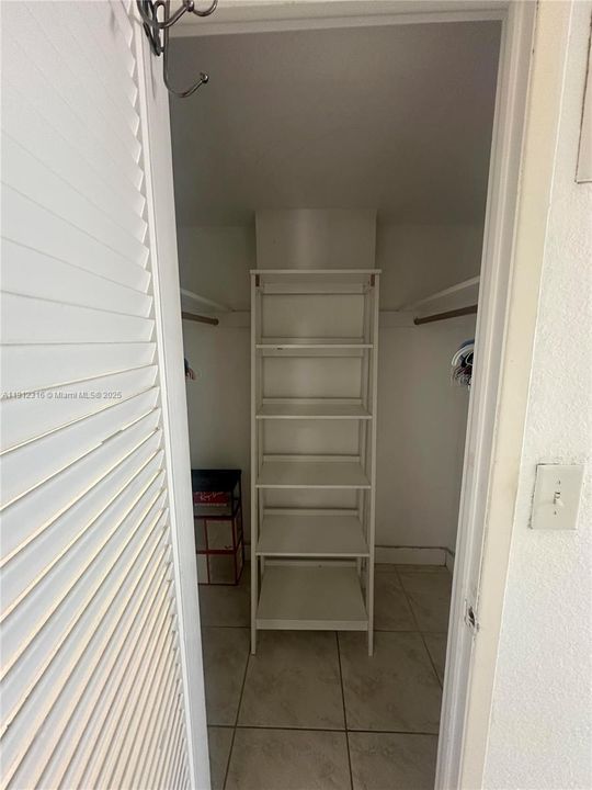 For Sale: $310,000 (1 beds, 1 baths, 1000 Square Feet)