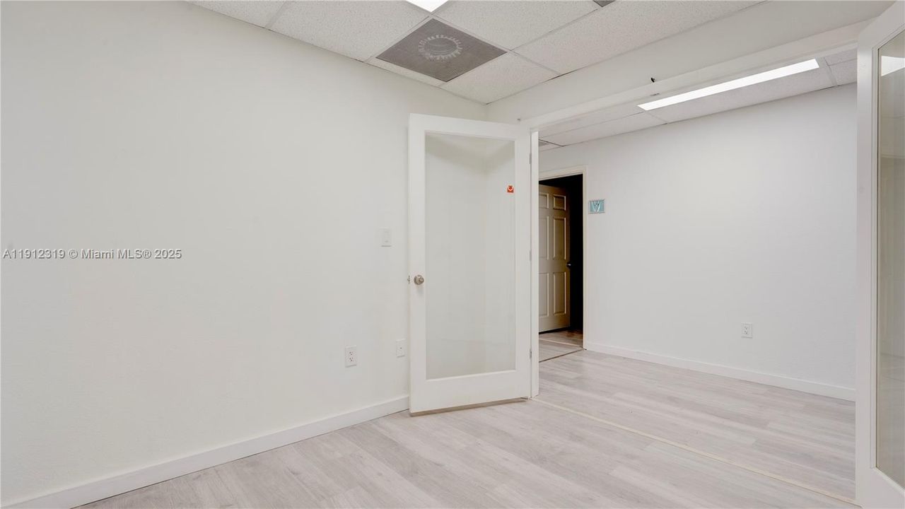 В аренду: $1,300 (0 спален, 0 ванн, 0 Квадратных фут)