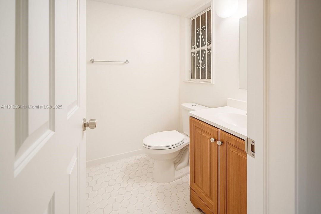 For Sale: $190,000 (2 beds, 2 baths, 1046 Square Feet)