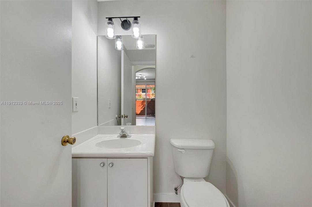 En Venta: $425,000 (2 camas, 2 baños, 980 Pies cuadrados)