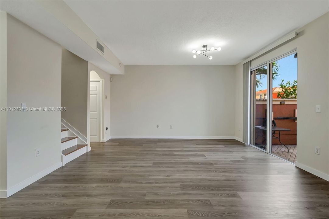 En Venta: $425,000 (2 camas, 2 baños, 980 Pies cuadrados)