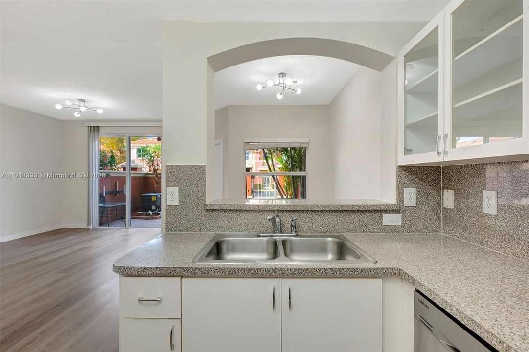 En Venta: $425,000 (2 camas, 2 baños, 980 Pies cuadrados)