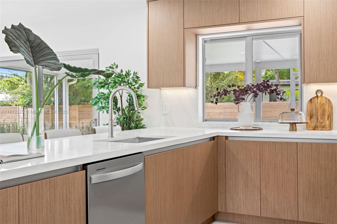 На продажу: $1,650,000 (4 спален, 3 ванн, 1918 Квадратных фут)