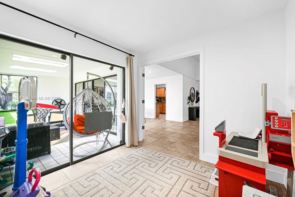 For Sale: $620,000 (2 beds, 2 baths, 2750 Square Feet)