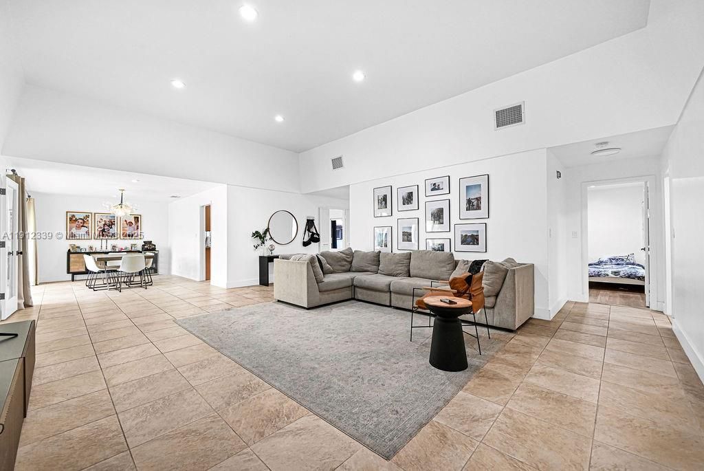 For Sale: $620,000 (2 beds, 2 baths, 2750 Square Feet)