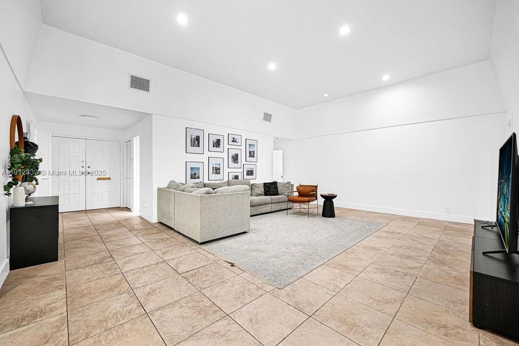 For Sale: $620,000 (2 beds, 2 baths, 2750 Square Feet)