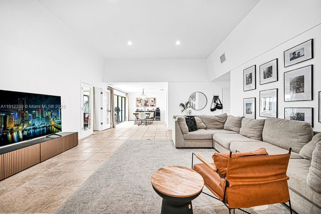 For Sale: $620,000 (2 beds, 2 baths, 2750 Square Feet)