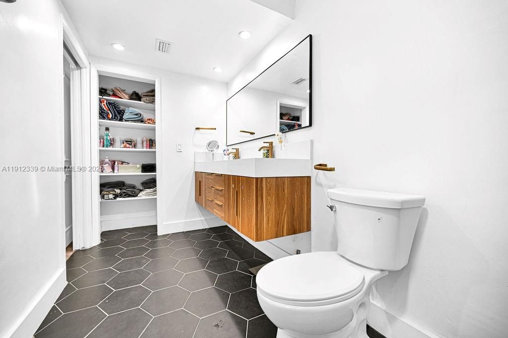 For Sale: $620,000 (2 beds, 2 baths, 2750 Square Feet)