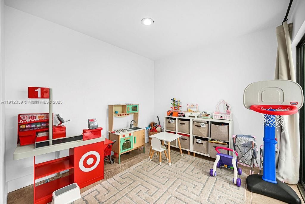 For Sale: $620,000 (2 beds, 2 baths, 2750 Square Feet)