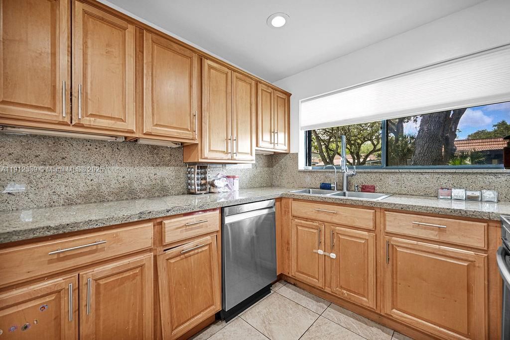 For Sale: $620,000 (2 beds, 2 baths, 2750 Square Feet)