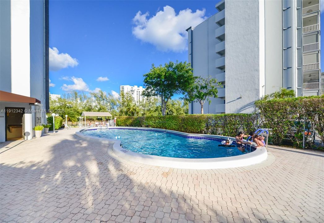 For Sale: $345,000 (2 beds, 2 baths, 1135 Square Feet)