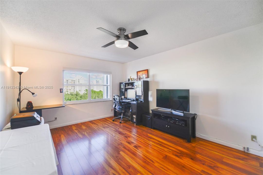 For Sale: $345,000 (2 beds, 2 baths, 1135 Square Feet)
