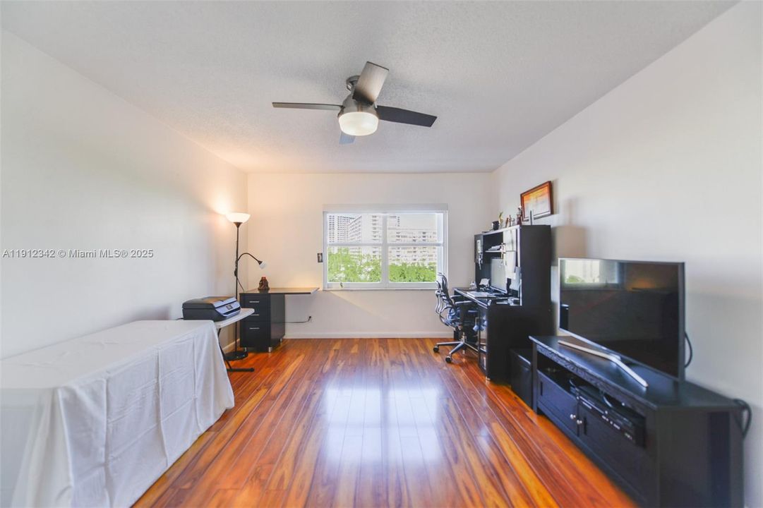 For Sale: $345,000 (2 beds, 2 baths, 1135 Square Feet)