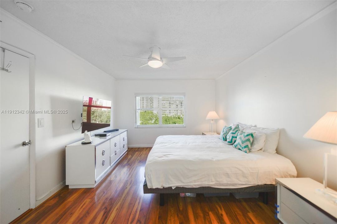 For Sale: $345,000 (2 beds, 2 baths, 1135 Square Feet)