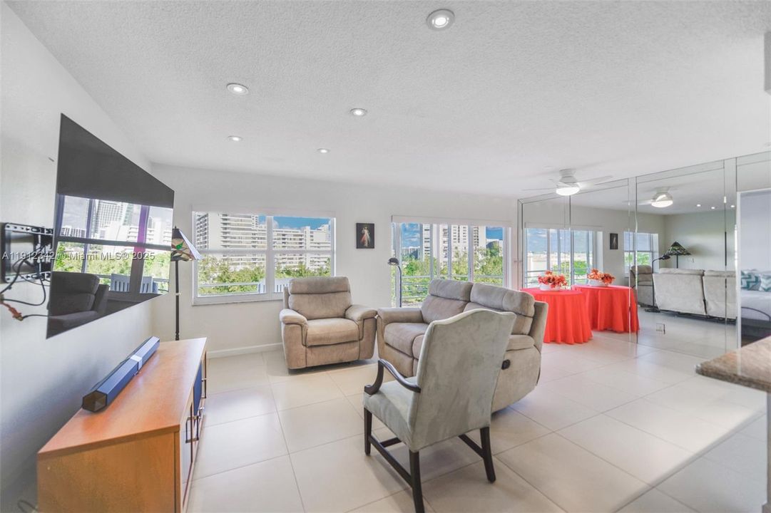 For Sale: $345,000 (2 beds, 2 baths, 1135 Square Feet)