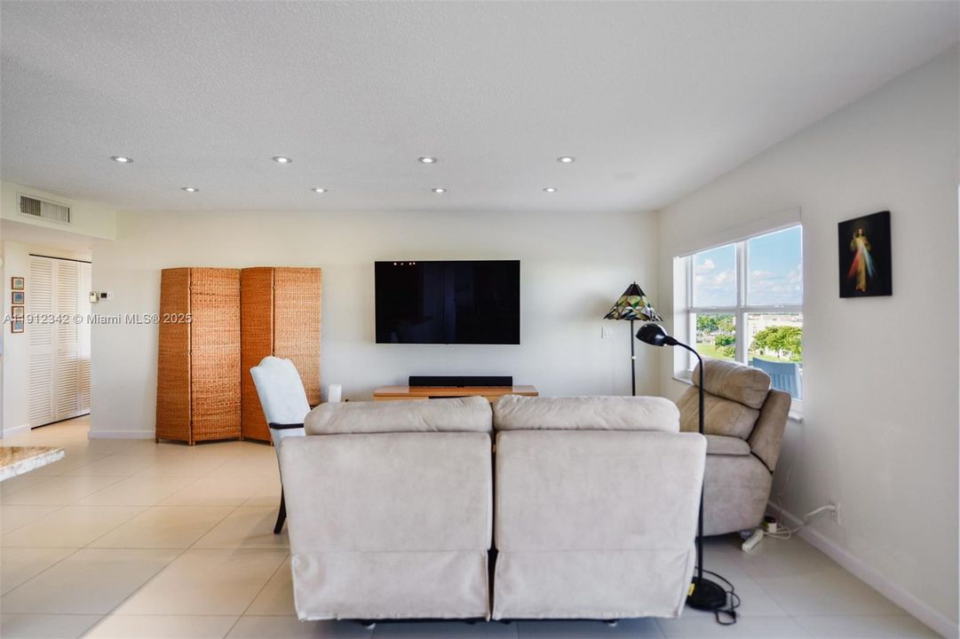 For Sale: $345,000 (2 beds, 2 baths, 1135 Square Feet)