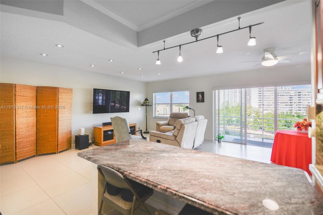 For Sale: $345,000 (2 beds, 2 baths, 1135 Square Feet)