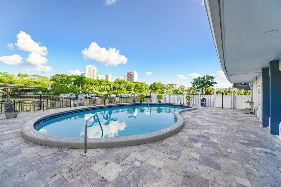 For Sale: $345,000 (2 beds, 2 baths, 1135 Square Feet)