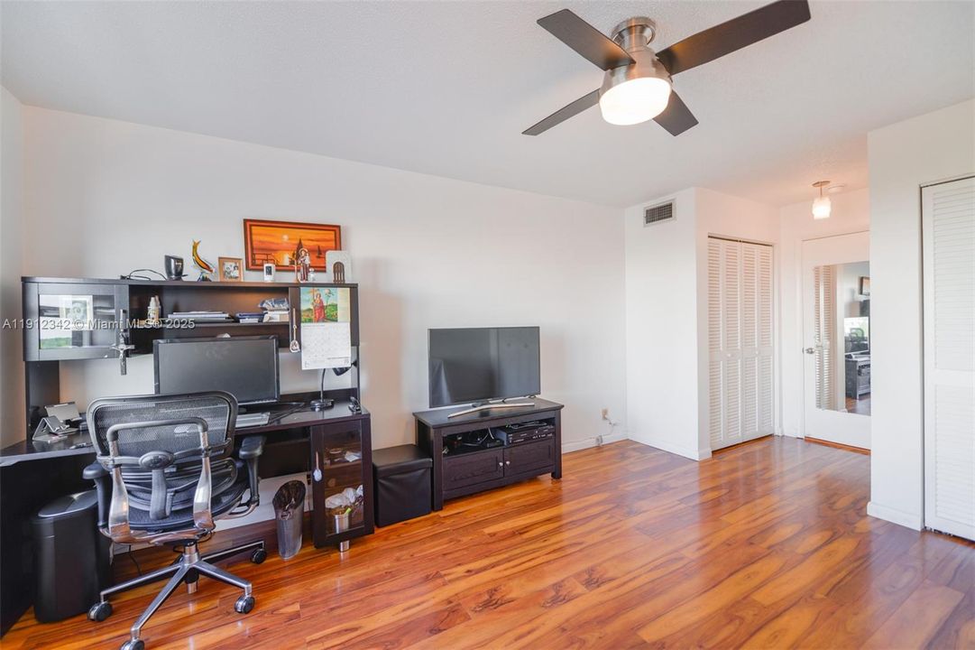 For Sale: $345,000 (2 beds, 2 baths, 1135 Square Feet)