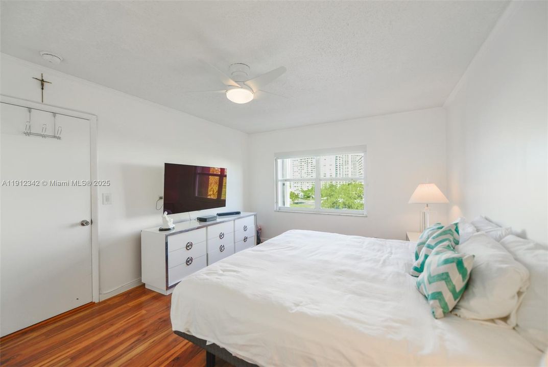For Sale: $345,000 (2 beds, 2 baths, 1135 Square Feet)