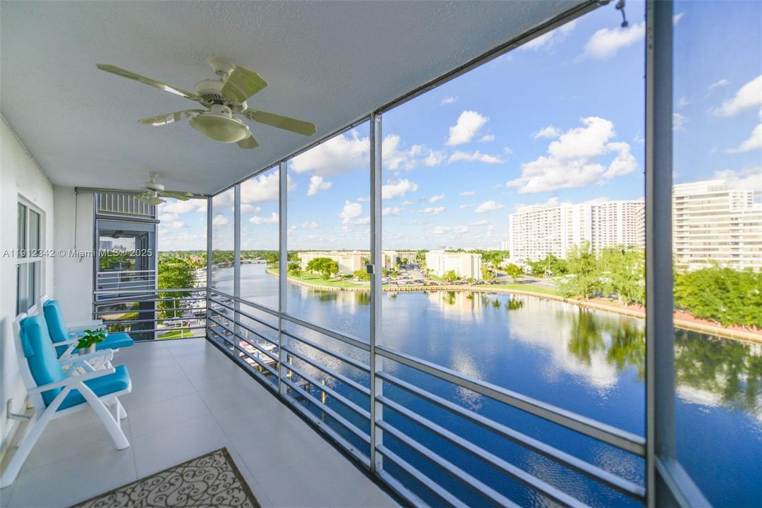 For Sale: $345,000 (2 beds, 2 baths, 1135 Square Feet)