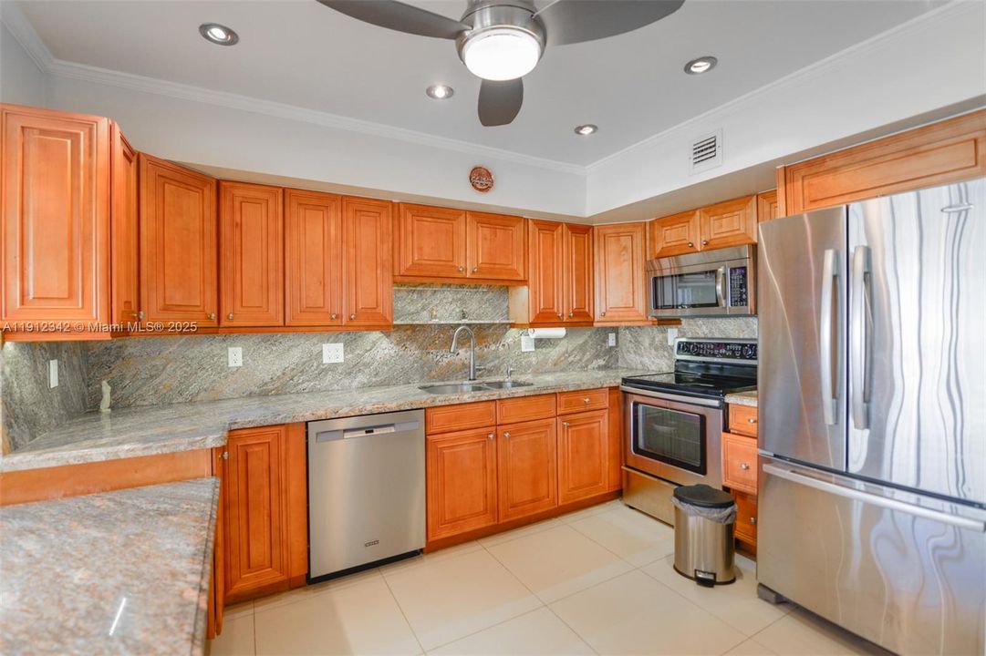 For Sale: $345,000 (2 beds, 2 baths, 1135 Square Feet)