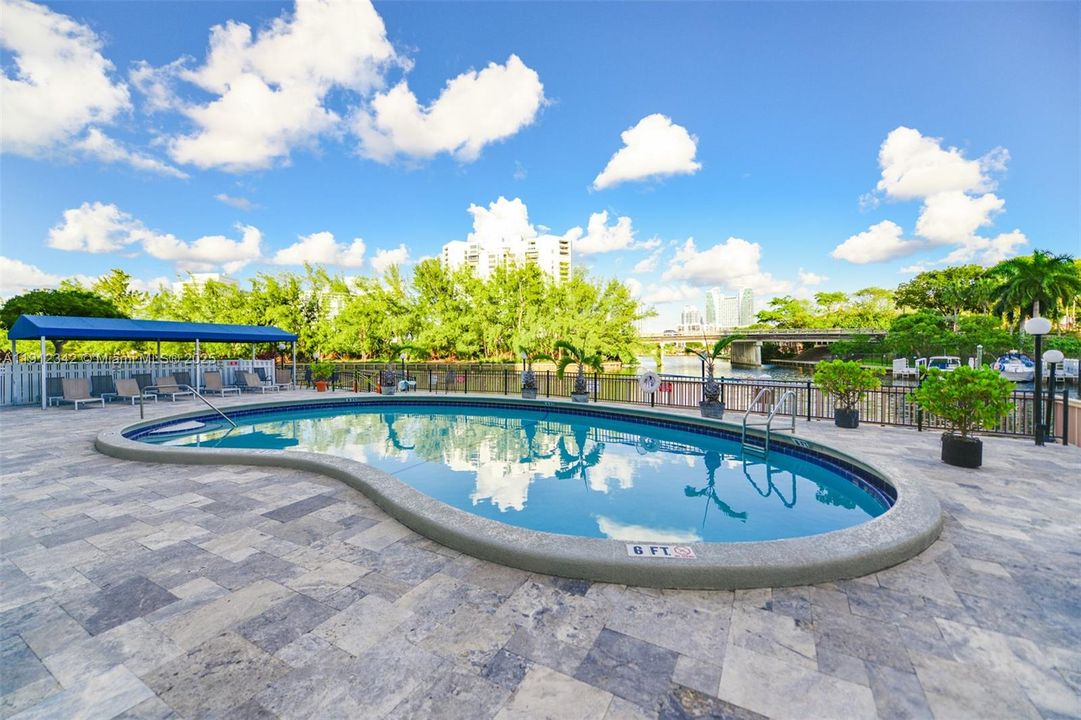 For Sale: $345,000 (2 beds, 2 baths, 1135 Square Feet)